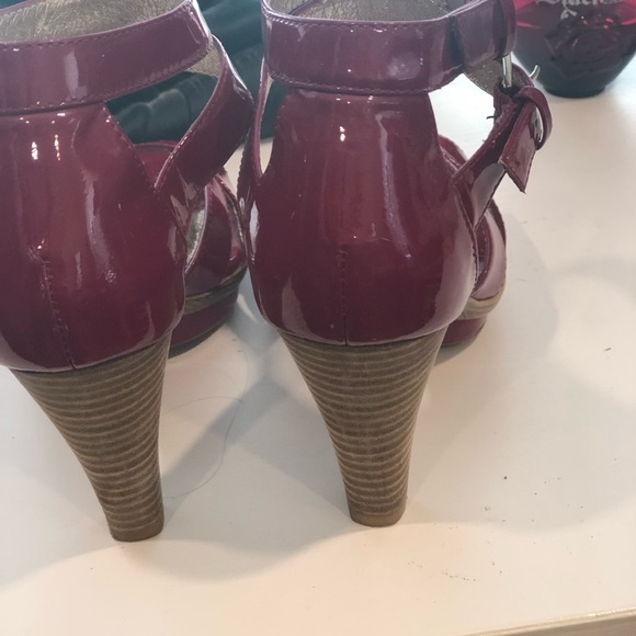 3 for $20 Soffit red patent leather shoes size 6 - Picture 2 of 4